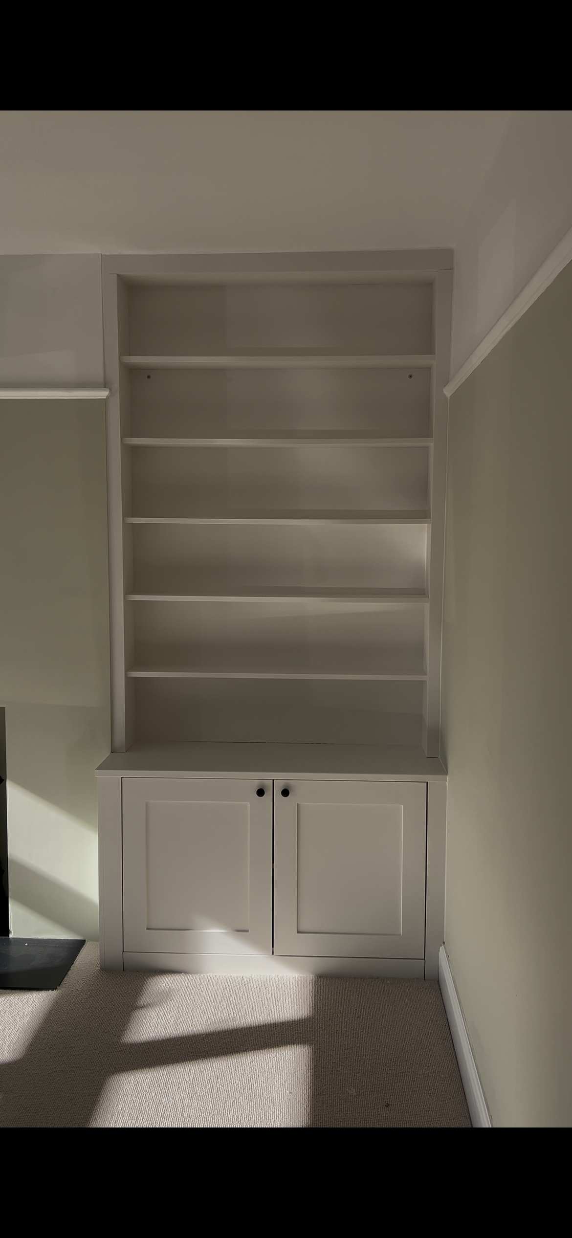 Bespoke painted alcove unit with open shelving, fitted in a Reading home